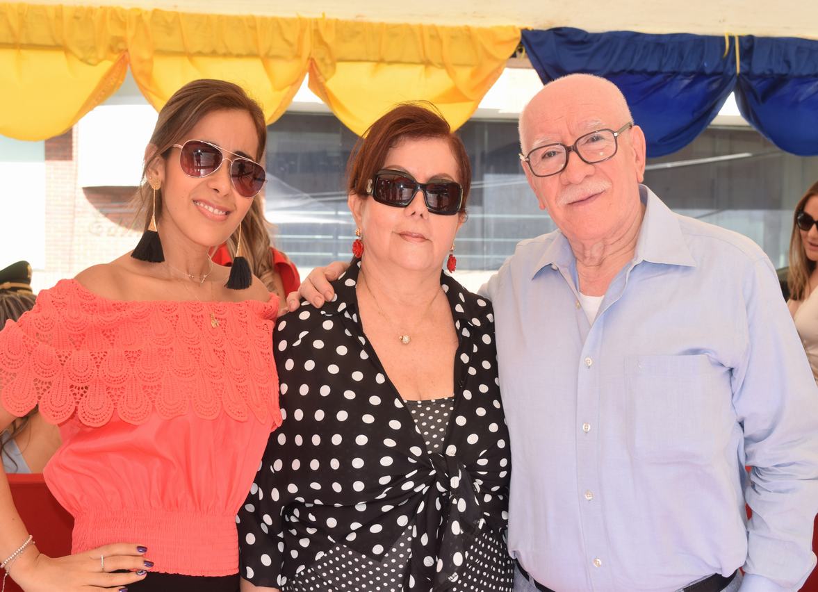 María Camila Burbano Oliveros, Leonora Oliveros Canencio y Álvaro Burbano Guerrero.